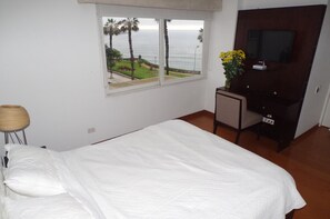 2 quartos, escrivaninha, ferros/tábuas de passar roupa