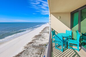 Outdoor dining - SUNRISE VIEW! BEACH FRONT! Full Kitchen - Bunks - FREE Wifi - Phoenix Hotels! (Gulf Shores)