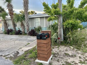 Property grounds - La Maria - Sunnyside Breeze Cottage / Walking Distance to Laguna Beach (Panama City Beach)