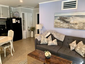 Smart TV, video games, DVD player - La Maria - Sunnyside Breeze Cottage / Walking Distance to Laguna Beach (Panama City Beach)