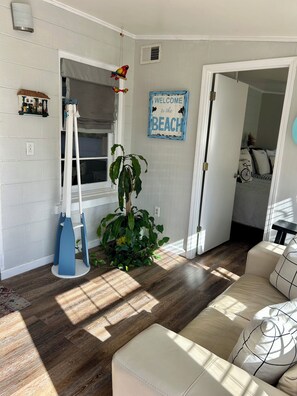 2 bedrooms, iron/ironing board, travel cot, free WiFi - La Maria - Sunnyside Breeze Cottage / Walking Distance to Laguna Beach (Panama City Beach)