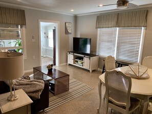 Smart TV, video games, DVD player - La Maria - Sunnyside Breeze Cottage / Walking Distance to Laguna Beach (Panama City Beach)