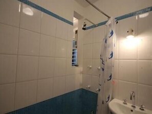 Standard-Apartment, 1 Schlafzimmer | Badezimmer | Dusche, Handtücher