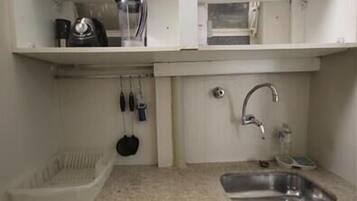 Apartamento standard, 1 quarto | Cozinha privada | Geladeira, micro-ondas, cafeteira/chaleira