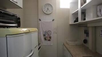 Apartamento standard, 1 quarto | Cozinha privada | Geladeira, micro-ondas, cafeteira/chaleira