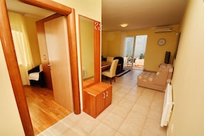 Apartment, 1 Bedroom, Sea View (3) | Living area | Flat-screen TV - Apartments Soso (Donji Stoliv)