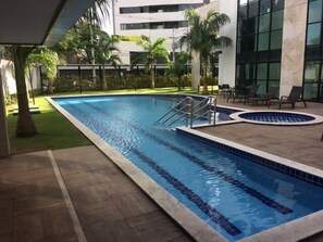 Outdoor pool, pool umbrellas, sun loungers - Flat Rosarinho Prince Premium (Recife)