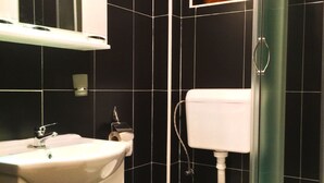 Departamento, 1 habitación, vista al mar, frente al mar | Baño | Regadera, amenidades de baño gratuitas, toallas 