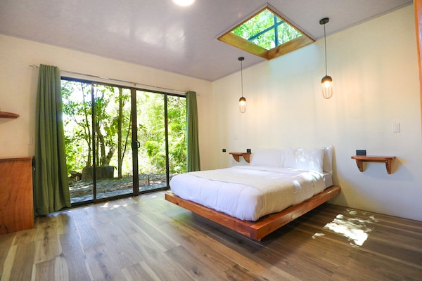 Quarto superior, 1 cama King, vista para a montanha | Quartos à prova de som, ferros/tábuas de passar roupa, Wi-Fi de cortesia