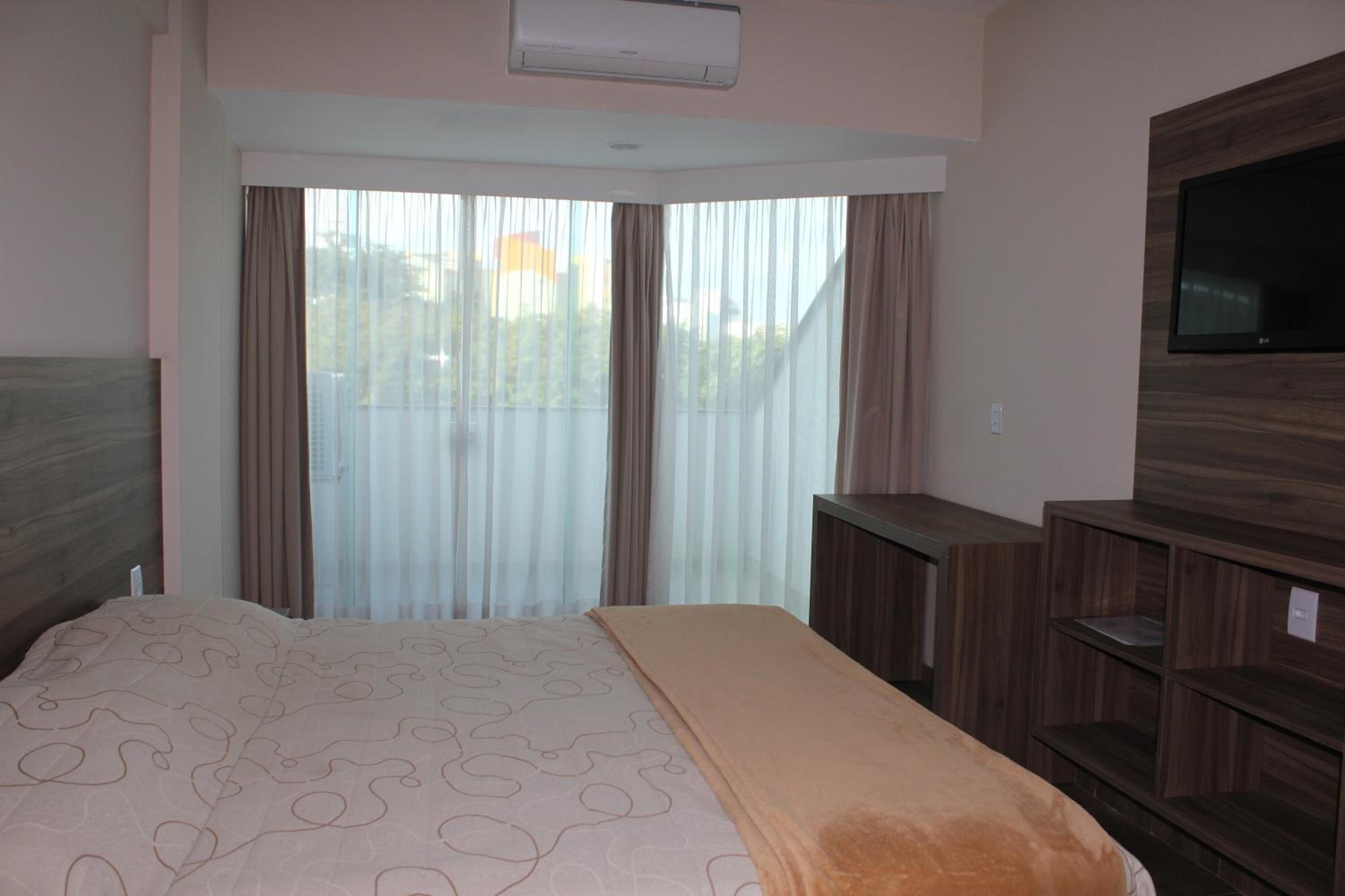 Minibar, caja fuerte, escritorio y cortinas opacas