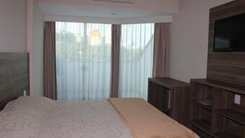 Minibar, caja fuerte, escritorio y cortinas opacas