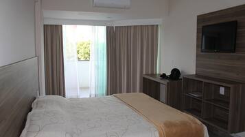 Minibar, brankas, meja kerja, dan tirai kedap cahaya