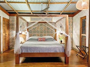 In-room safe, individually decorated, individually furnished, bed sheets - Isleta El Espino Ecolodge (Granada)