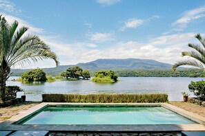 室外游泳池，提供日光浴躺椅