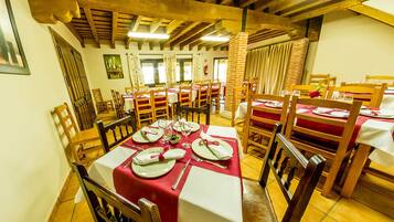 S'hi serveixen esmorzars, dinars i sopars