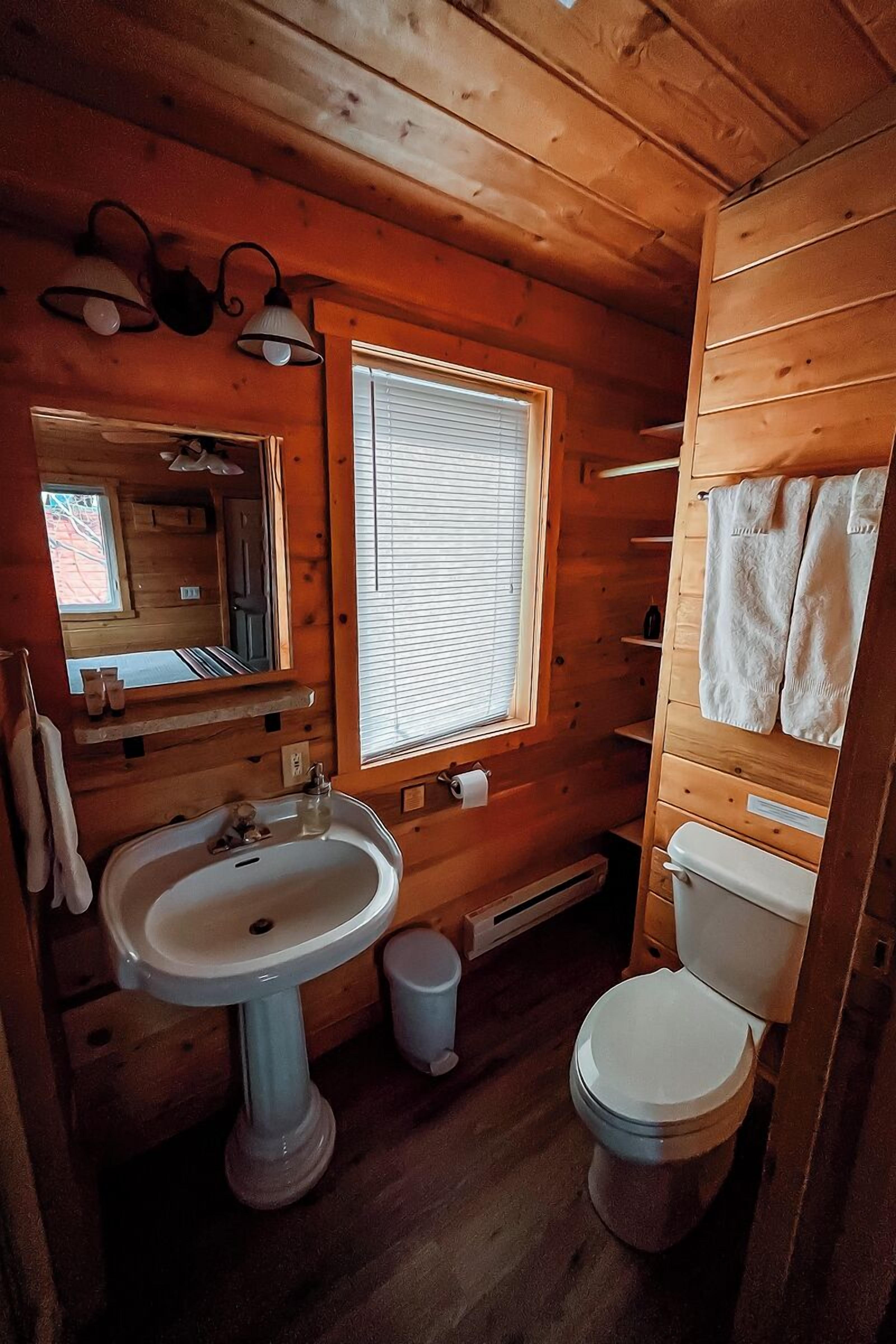 Stuga Classic - 1 queensize-säng - intill bergen | Badrum | Handdukar