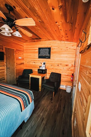 Cabin phong cách cổ điển, 1 giường cỡ queen, cạnh núi | Truy cập Internet không dây miễn phí 