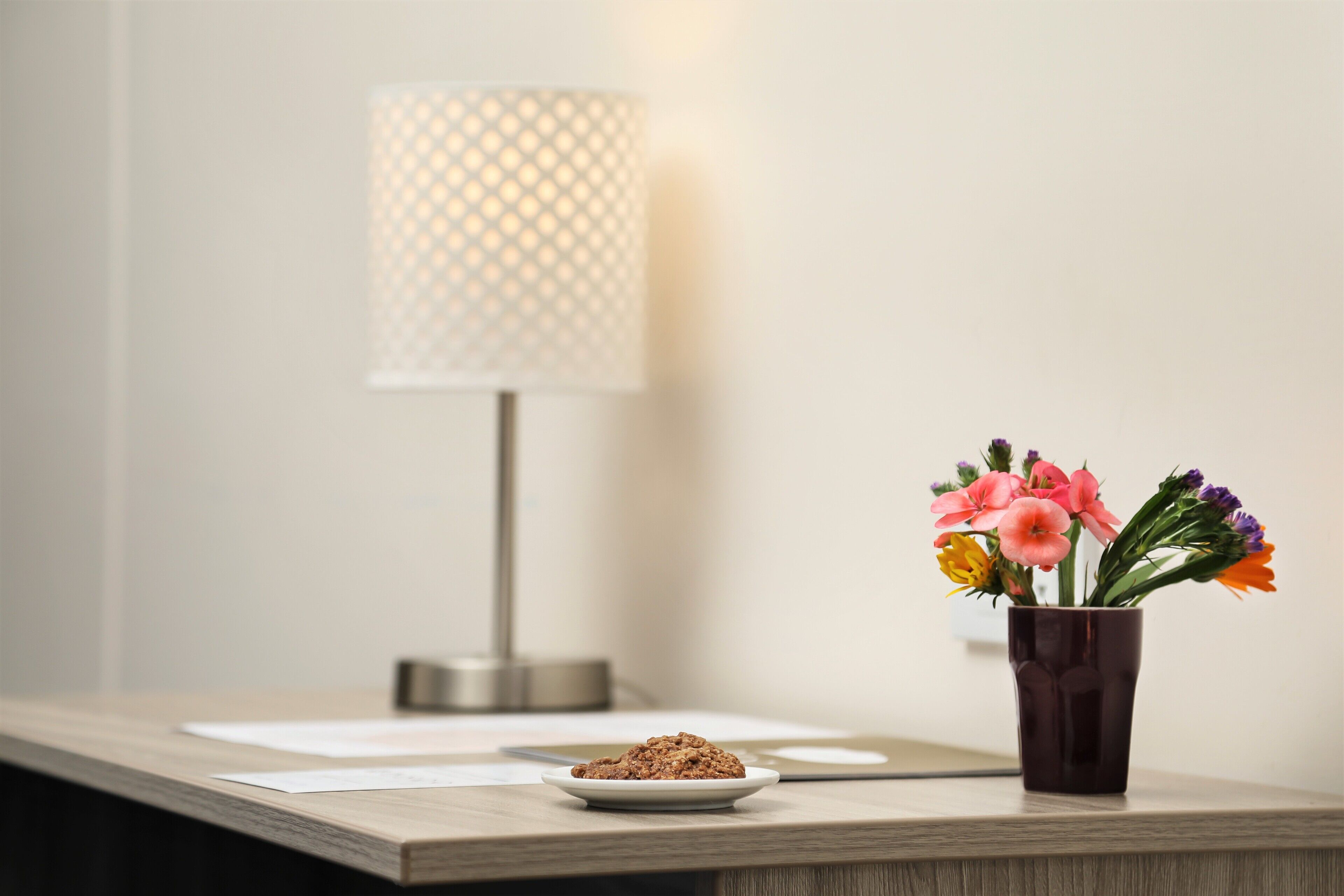 junior suite, 1 king bed | living area | 32-inch flat-screen tv with satellite channels, tv