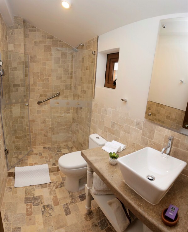 A bathroom with a shower, toilet, and sink. - Atoq San Blas Hotel (Cusco)
