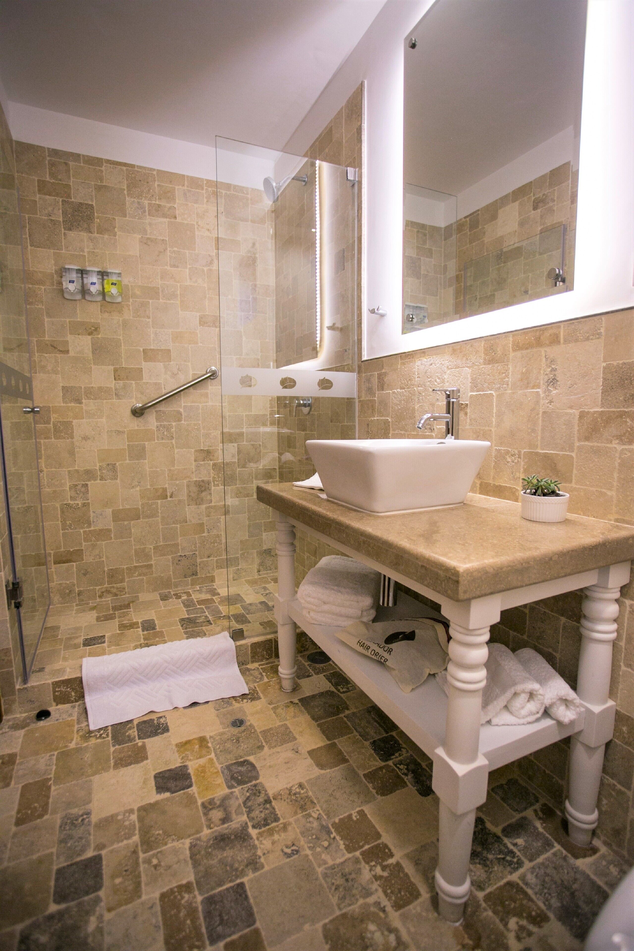 triple room | bathroom | shower, rainfall showerhead, free toiletries, hair dryer