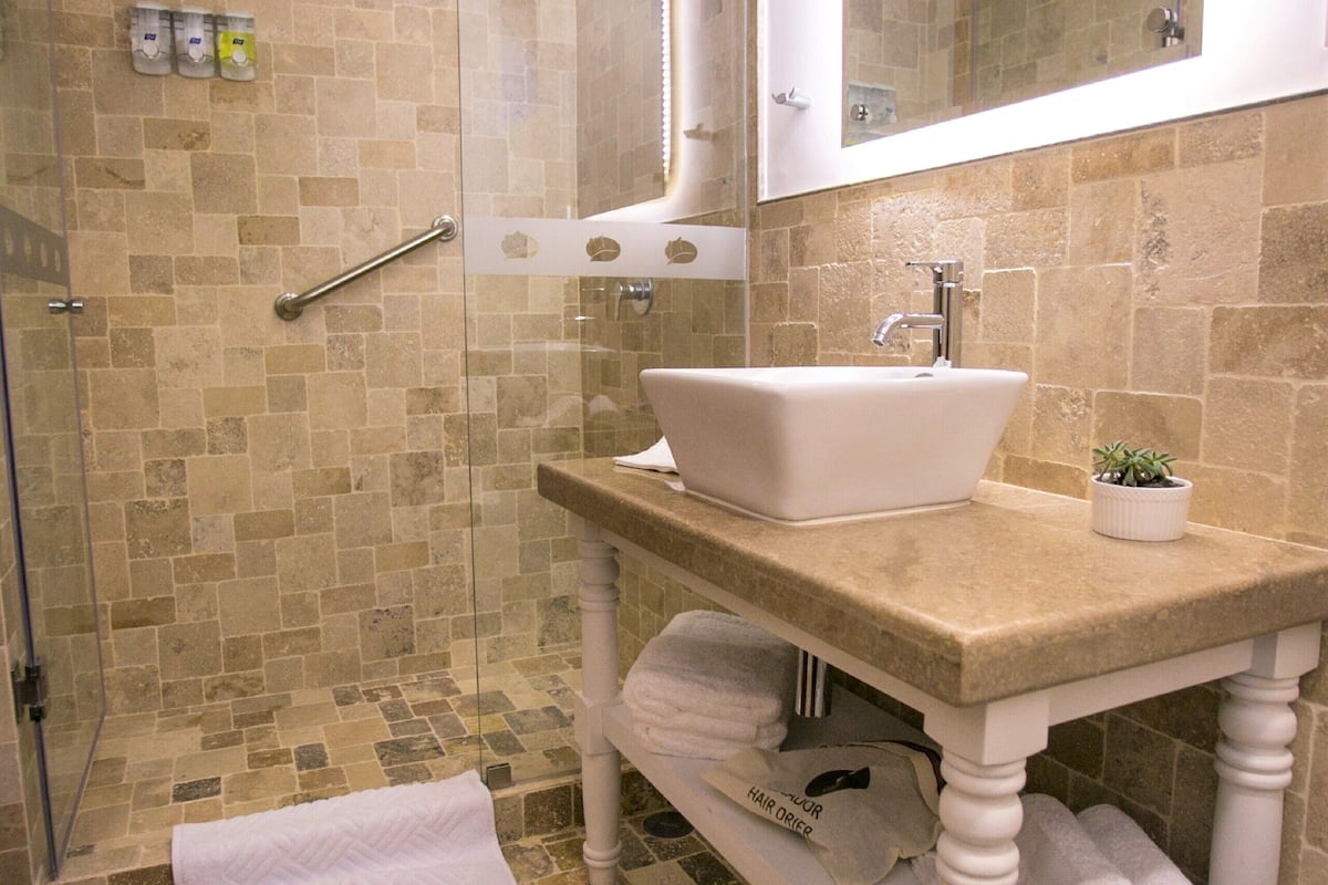 triple room | bathroom | shower, rainfall showerhead, free toiletries, hair dryer