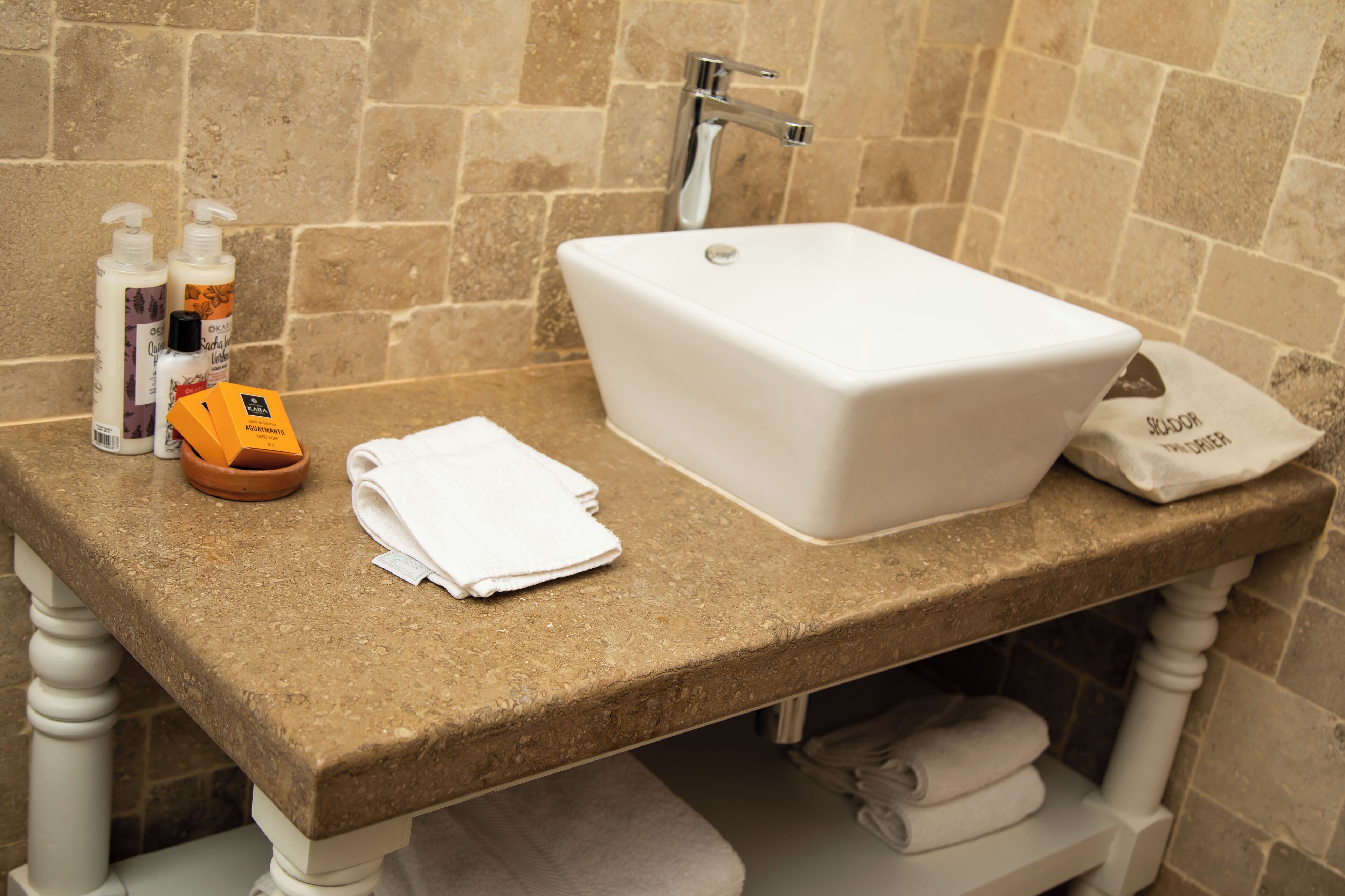 shower, rainfall showerhead, free toiletries, hair dryer