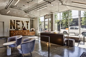 Coin salon dans le hall