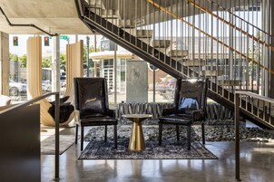 Coin salon dans le hall