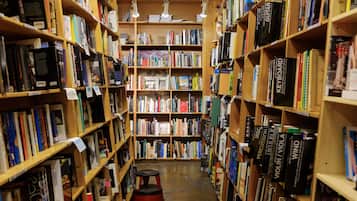 Ein schmaler Gang zwischen Bücherregalen in einer Buchhandlung.
