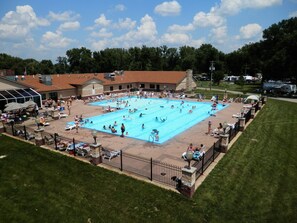 Outdoor pool - Sunset Lakes RV Resort (Hillsdale)