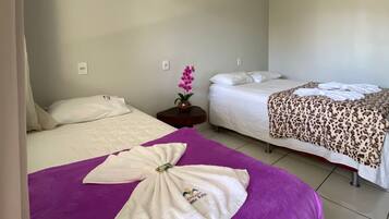 Quarto triplo | 1 quarto, frigobar, cortinas blackout, Wi-Fi de cortesia