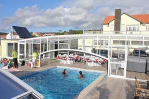 Una piscina techada, una piscina al aire libre
