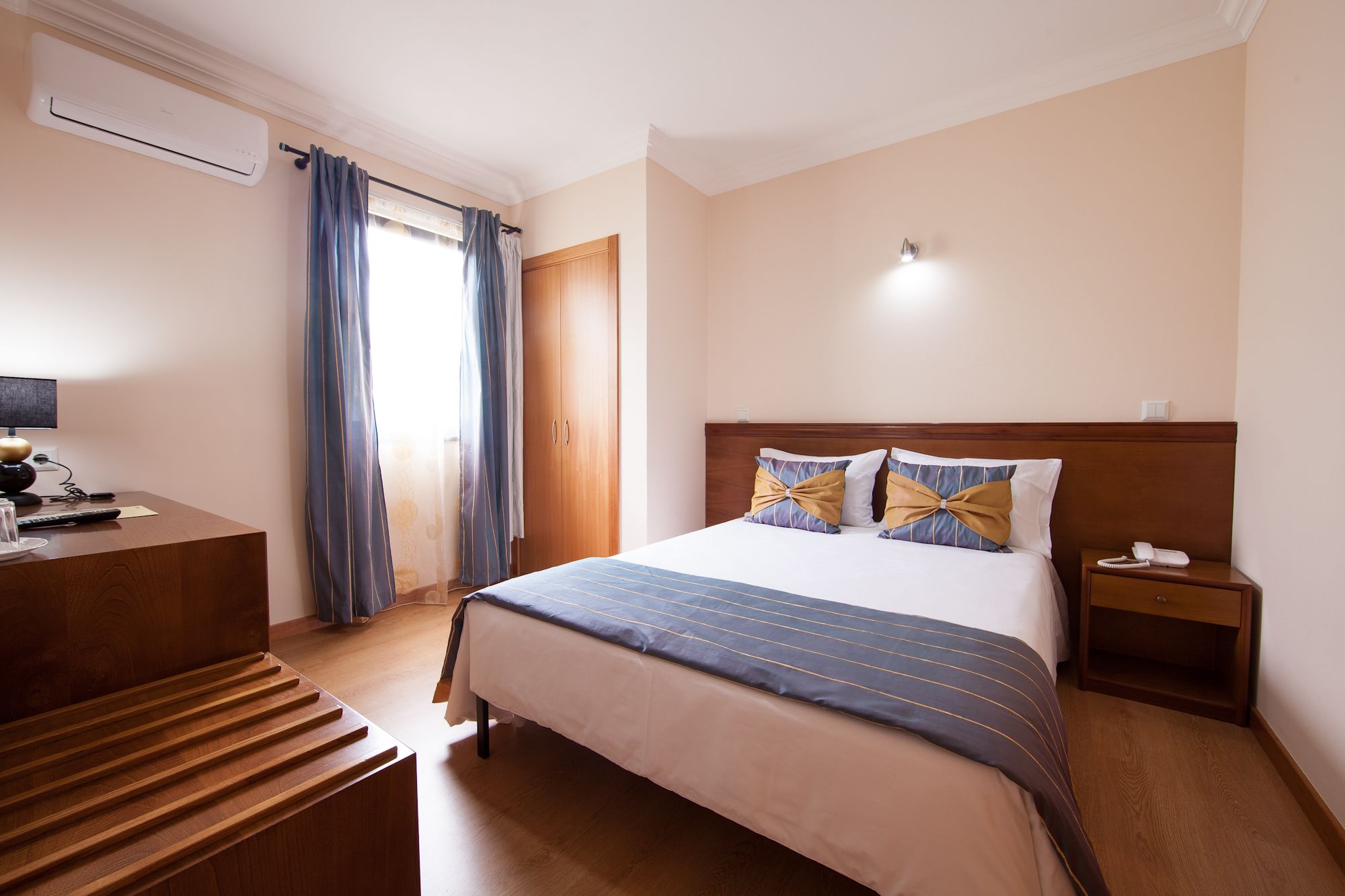 Escritorio, tabla de planchar con plancha y cunas gratuitas 