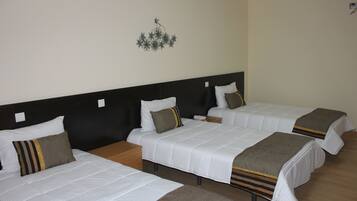 Habitación triple, vista a la montaña | Baño | Tina con regadera, amenidades de baño gratuitas, toallas