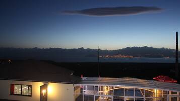 Vista frontal de la propiedad por la tarde o noche