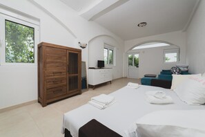 Studio, terrasse, vue sur la mer | 1 chambre, bureau, fer et planche à repasser, accès au Wi-Fi (inclus)