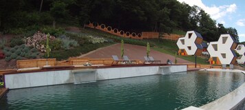 Una piscina al aire libre de temporada