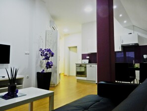 Apartment Saffron | Zona de estar | Una televisión de pantalla plana