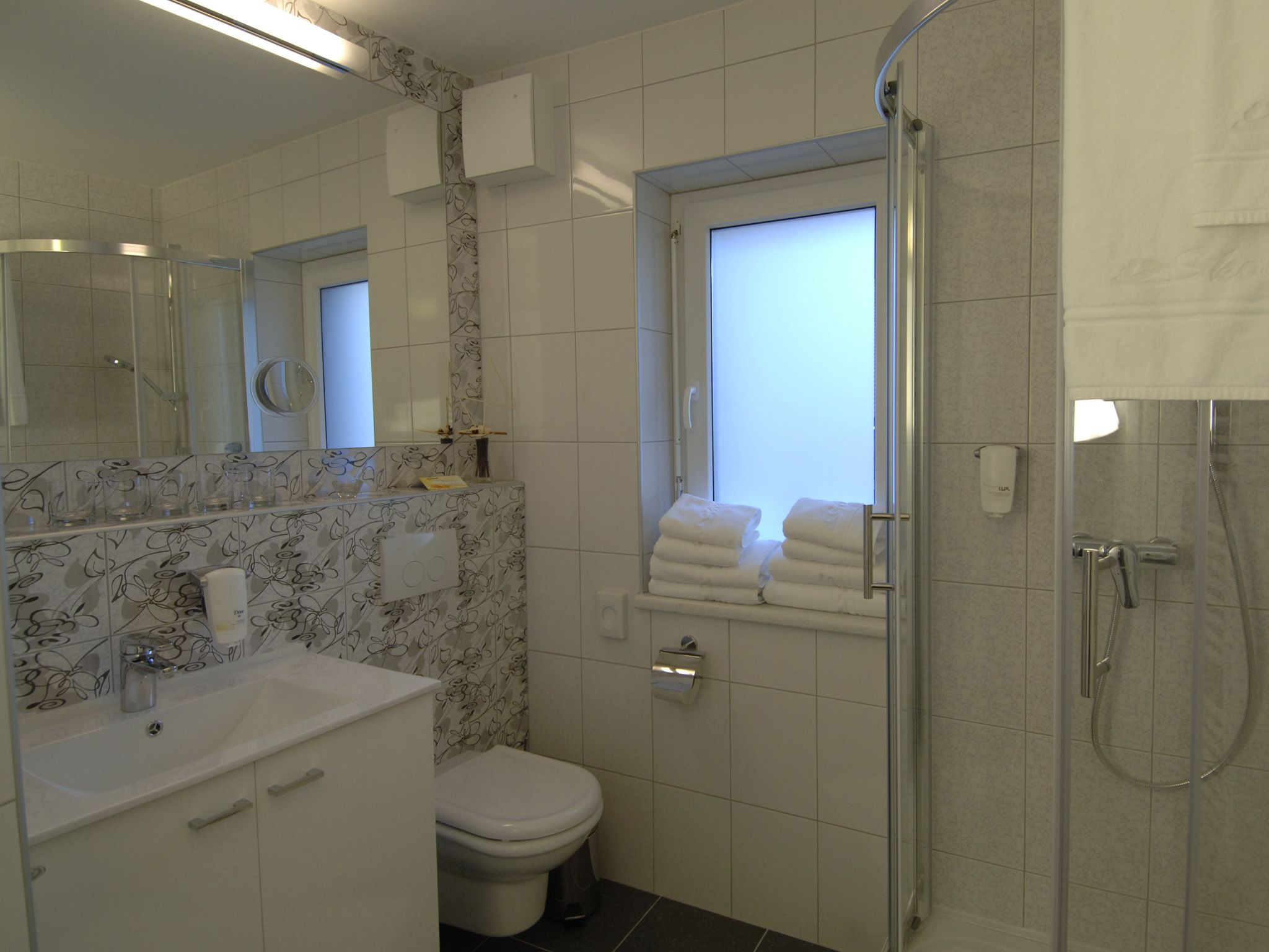Ein Badezimmer mit Toilette, Waschbecken und Dusche.