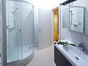 Apartment Rose | Baño | Bañera profunda y artículos de higiene personal gratuitos