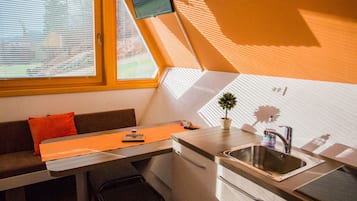 Refrigerador, parrilla de estufa y utensilios de cocina