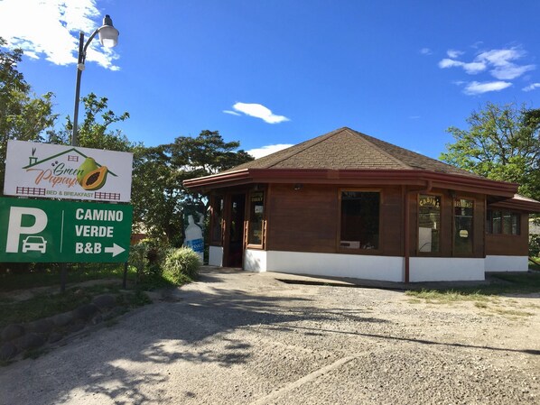 Property entrance - Green Papaya B&B (Monteverde)