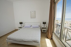Apartamento estándar, 2 habitaciones, vistas al mar | Minibar, decoración individual, mobiliario individual y cortinas opacas