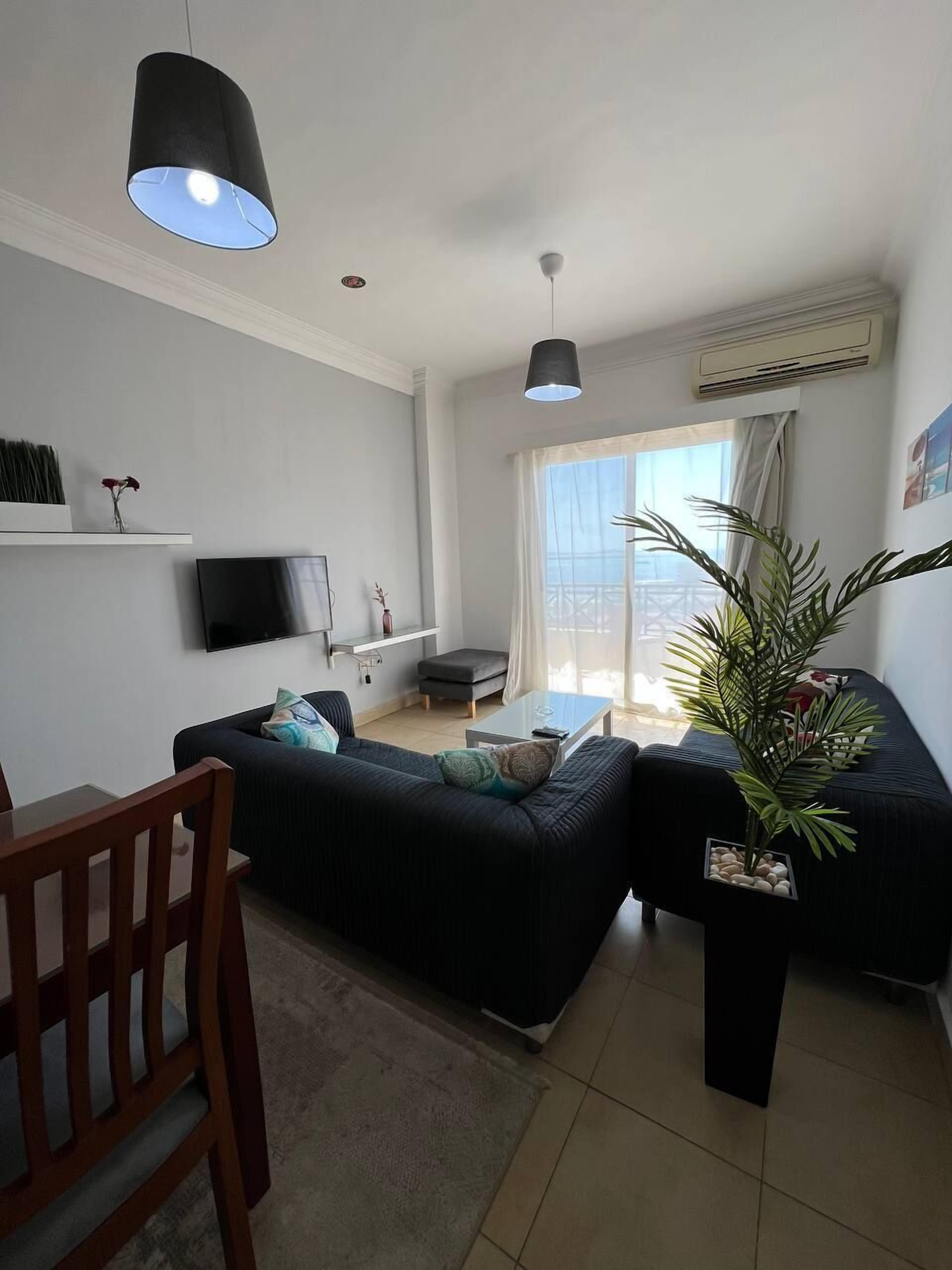 Appartement Standard, 1 chambre, balcon, vue mer | Coin séjour | Télévision LCD de 32 pouces avec chaînes par satellite