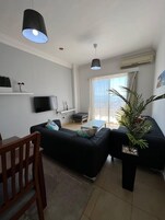 Apartamento estándar, 1 habitación, balcón, vistas al mar | Zona de estar | Televisión LCD de 32 pulgadas con canales por satélite