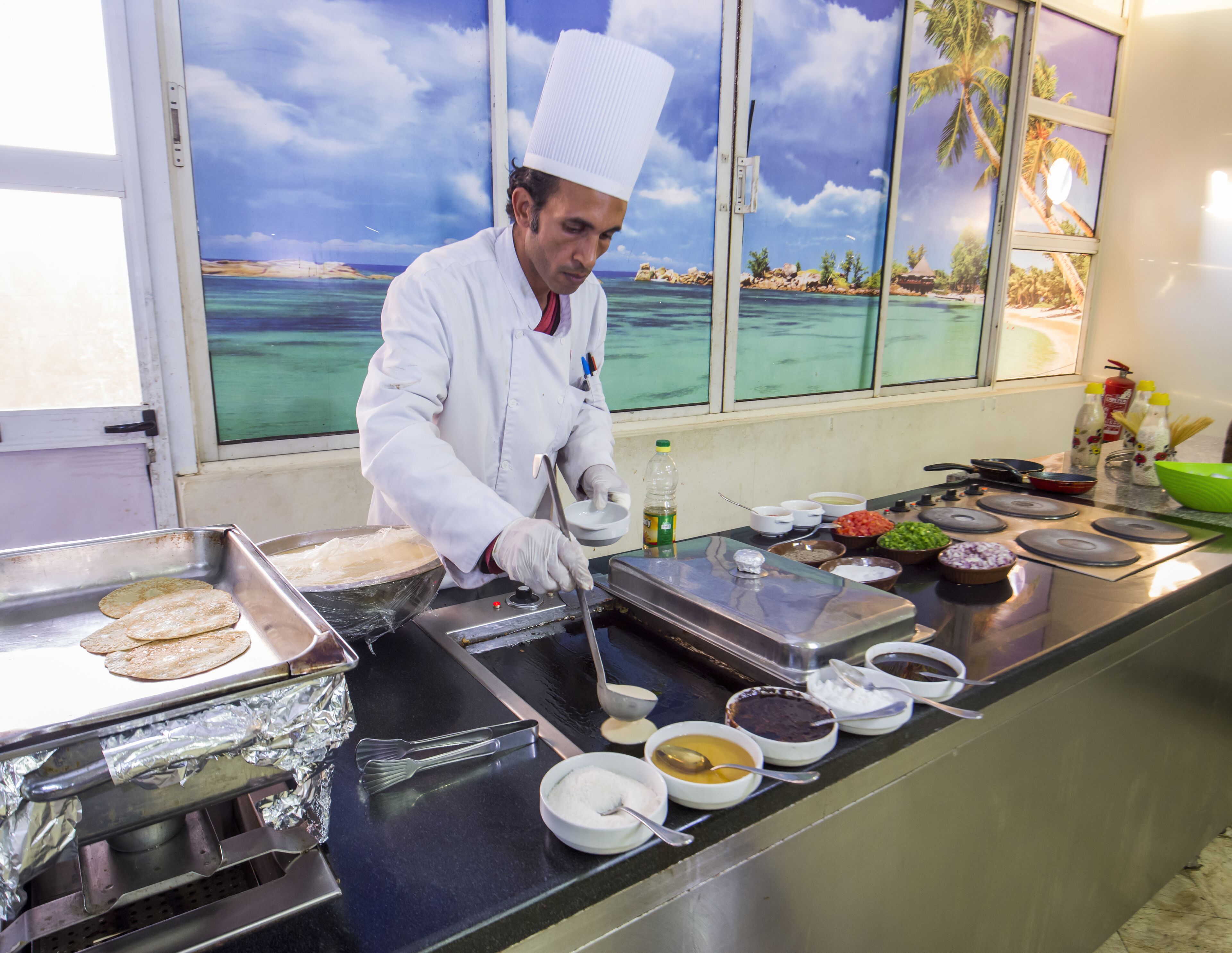 Petit déjeuner buffet (7 USD par personne)