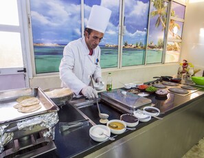 Petit déjeuner buffet (7 USD par personne)