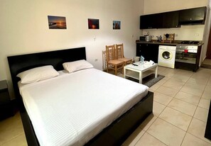 Studio Standard, 1 grand lit, vue sur la ville | 1 chambre, décor unique, ameublement unique, rideaux d’obscurcissement