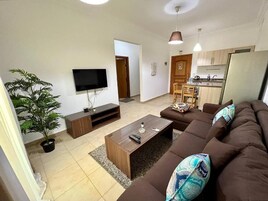 Apartamento básico | Zona de estar | Televisión LCD de 32 pulgadas con canales por satélite