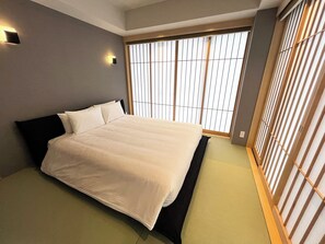 Japanese Western Room 6 | In-room safe, desk, soundproofing, free WiFi - PORTA INN bentencho (Osaka)